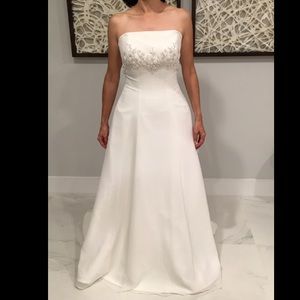 Beautiful Legenda Bridal Wedding Dress size 4